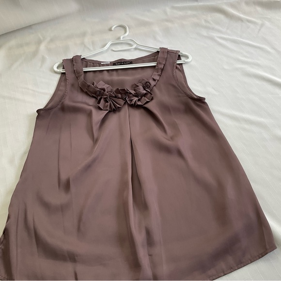 Sleeveless, lightweight, silky smooth blouse - Picture 4 of 5